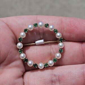 14K Yellow Gold Emerald & Pearl Halo Circle Brooch Pin 30mm Diameter 4.4 Grams
